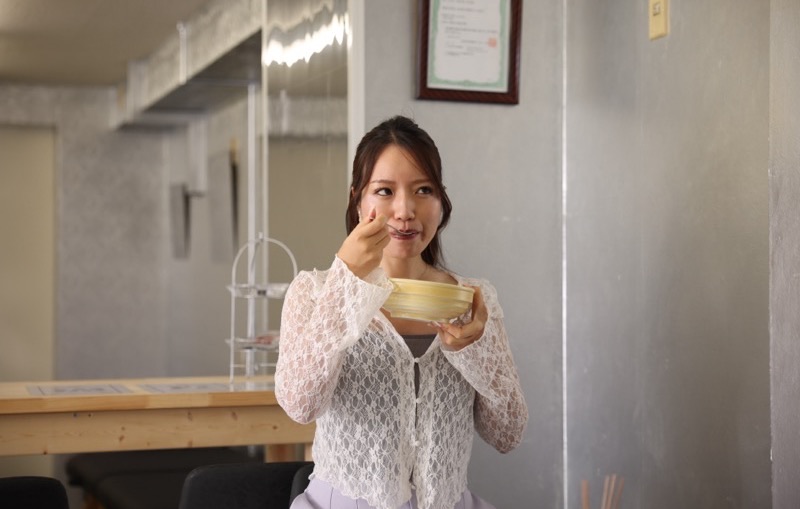 できたての料理を試食する様子